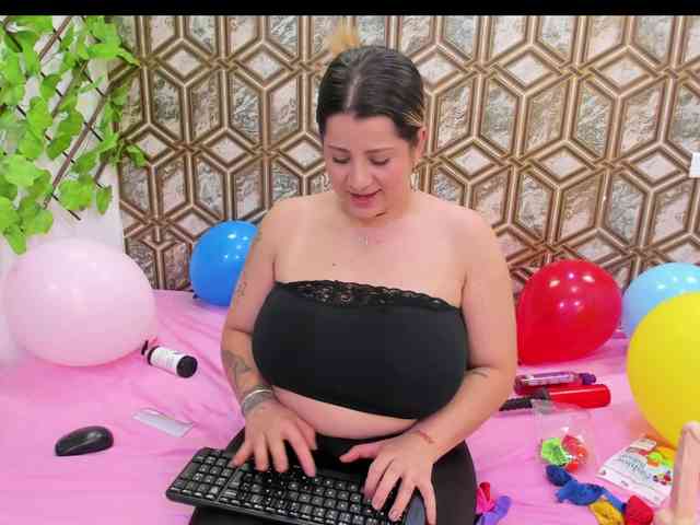 Ally-blonde webcam