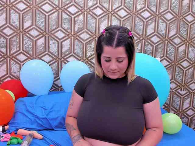 Ally-blonde webcam