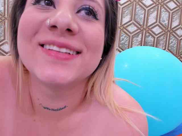 Ally-blonde webcam