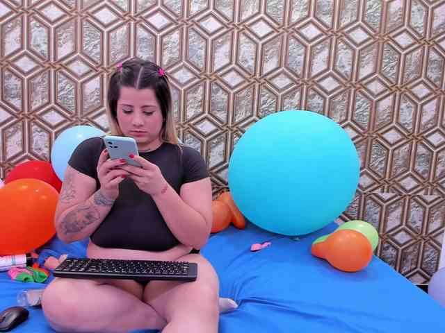 Ally-blonde webcam