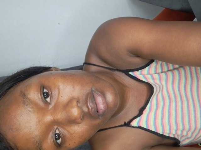 Hoelygrail webcam bongacams model stream image