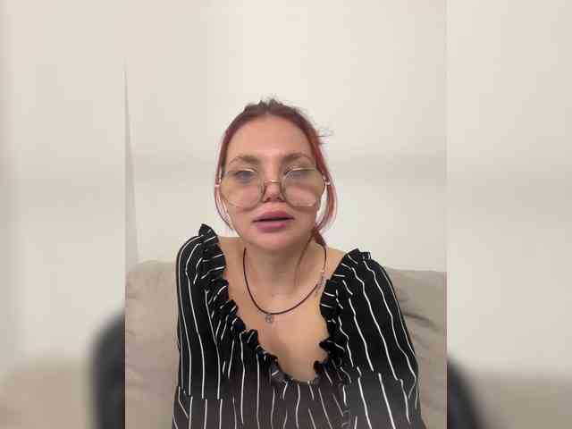 BellaGreymodel webcam