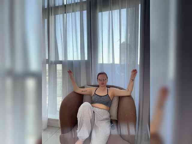 BellaGreymodel webcam