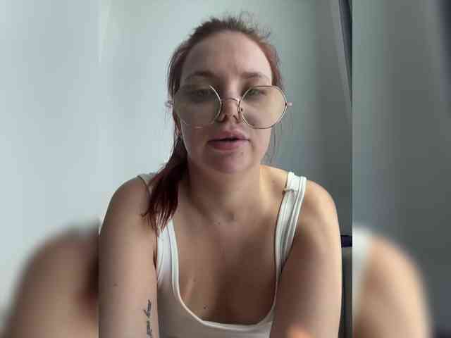 BellaGreymodel webcam