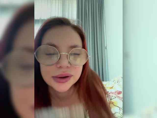 BellaGreymodel webcam