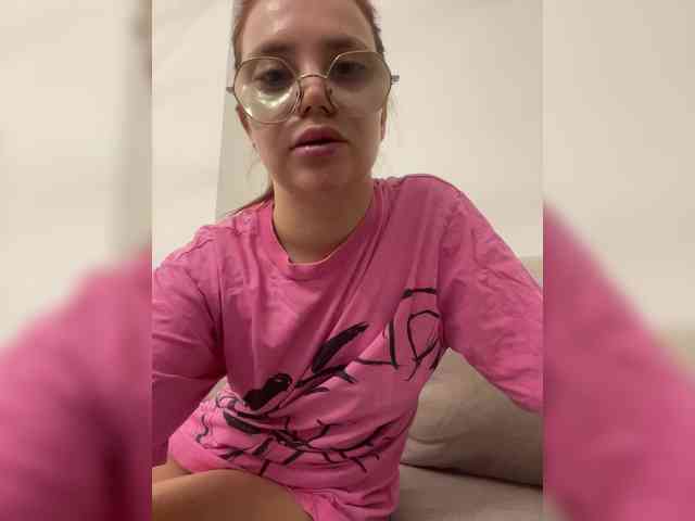 BellaGreymodel webcam