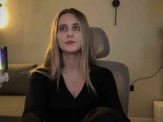 HeyRina webcam