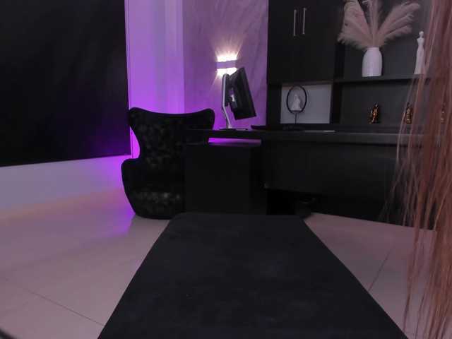 SarahRhodes's BongaCams show and profile