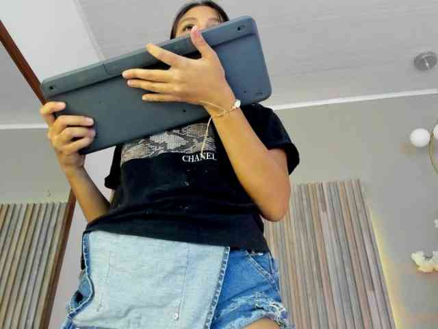 Michellee-20 webcam