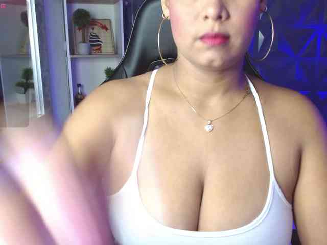 Adelle32 webcam