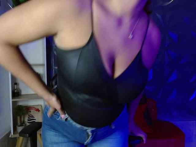 Adelle32 webcam