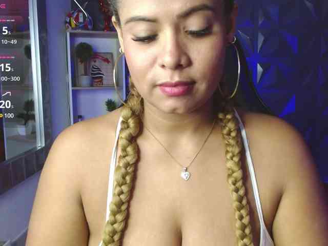Adelle32 webcam