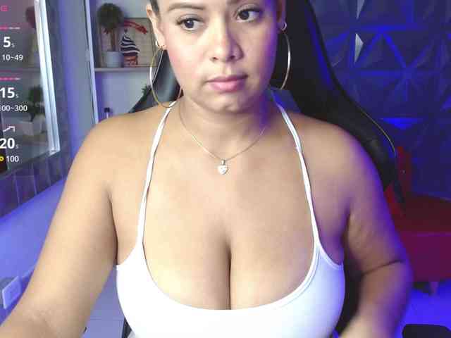Adelle32 webcam
