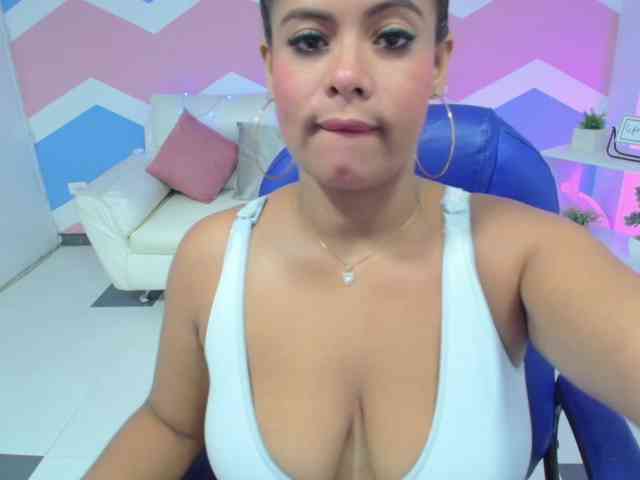 Adelle32 webcam