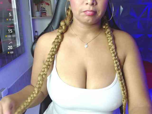 Adelle32 webcam