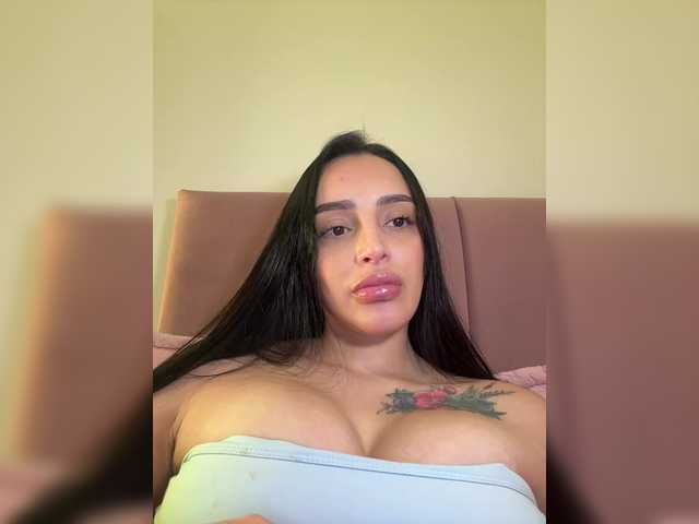 le modèle AprilRosse est en webcam porno dans un show sur le site bongacams, il possède les tags suivants: Latino/Hispanic,Brunette,Trimmed