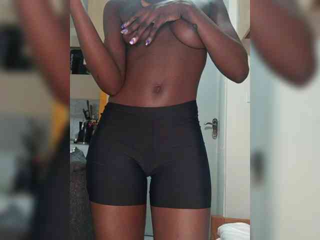 Sexybootyy webcam