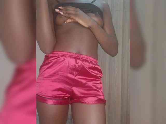 Sexybootyy webcam