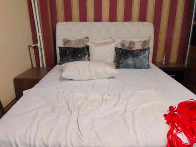 MadameCrowford webcam