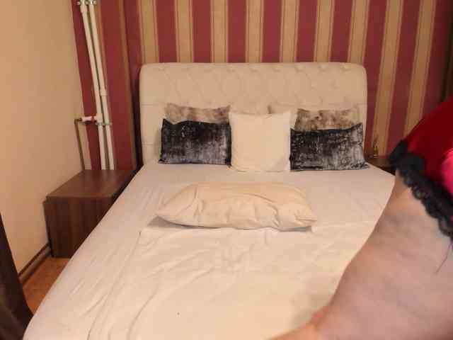 MadameCrowford webcam