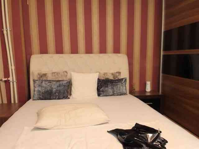 MadameCrowford webcam