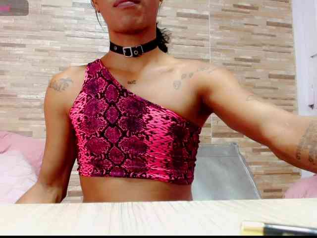 latiinhot Live Webcam on BongaCams