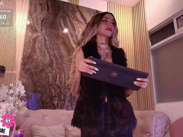 Sabrinaa1 Live Webcam on BongaCams