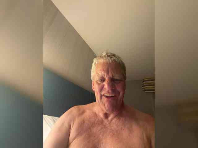 aim2pleaseU Live Webcam on BongaCams