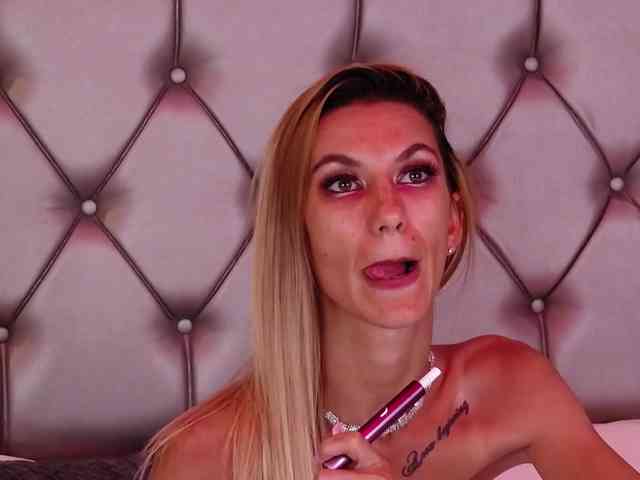 online live show MayaHale
