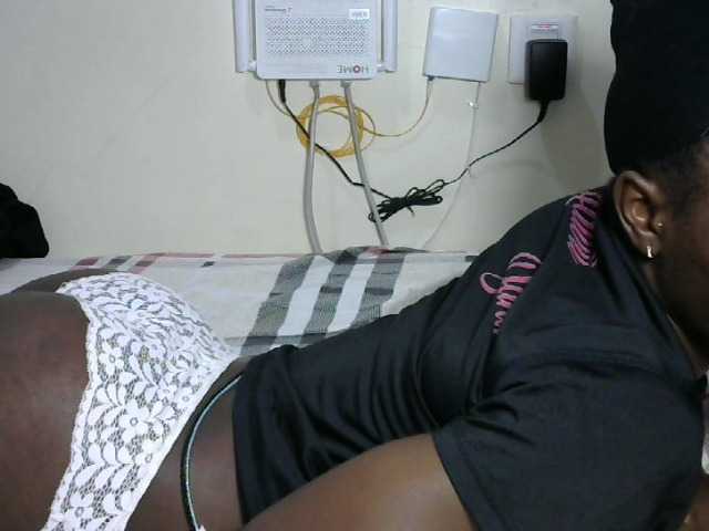 Hotzelda webcam bongacams model stream image