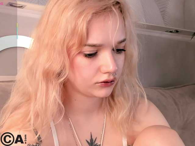 le modèle Molly-Platt est en webcam porno dans un show sur le site bongacams, il possède les tags suivants: White/Caucasian,Blonde,Shaved