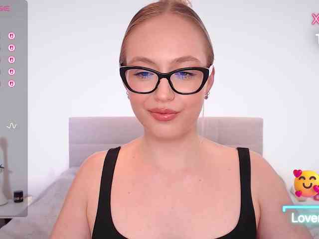 vickyblondiua webcam