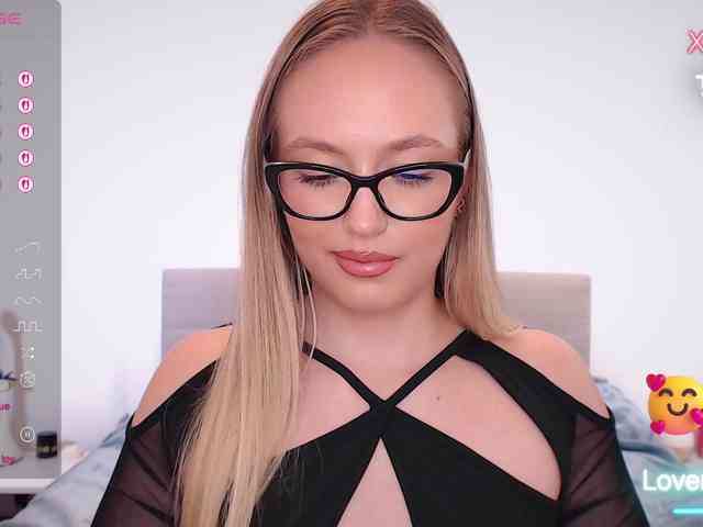 vickyblondiua webcam