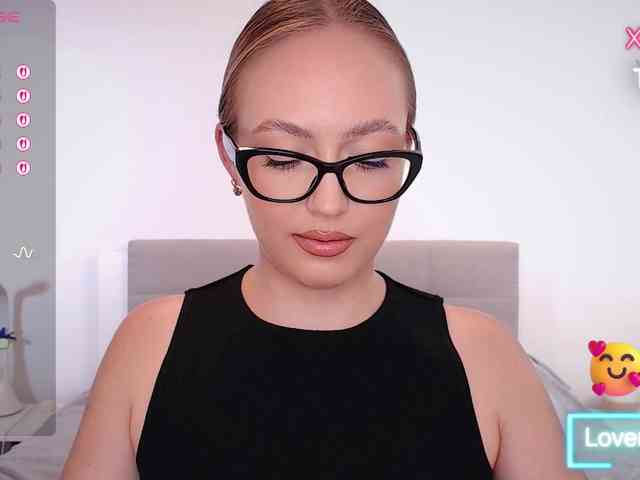 vickyblondiua webcam