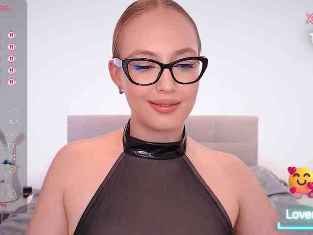 vickyblondiua webcam