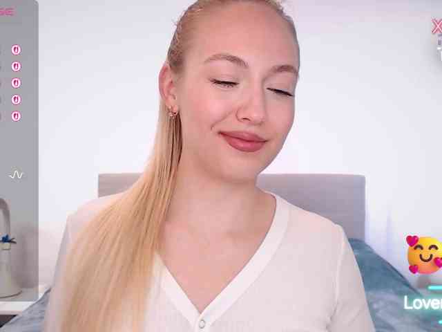 vickyblondiua webcam