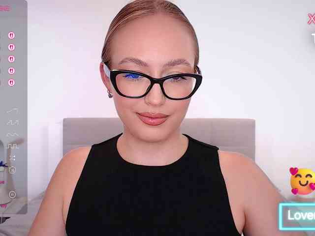 vickyblondiua webcam