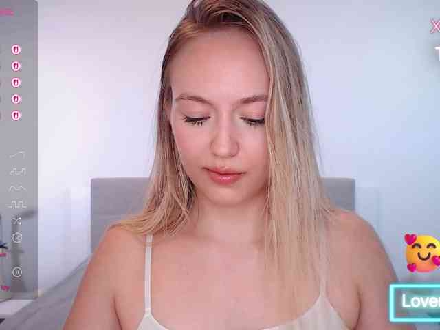 vickyblondiua webcam