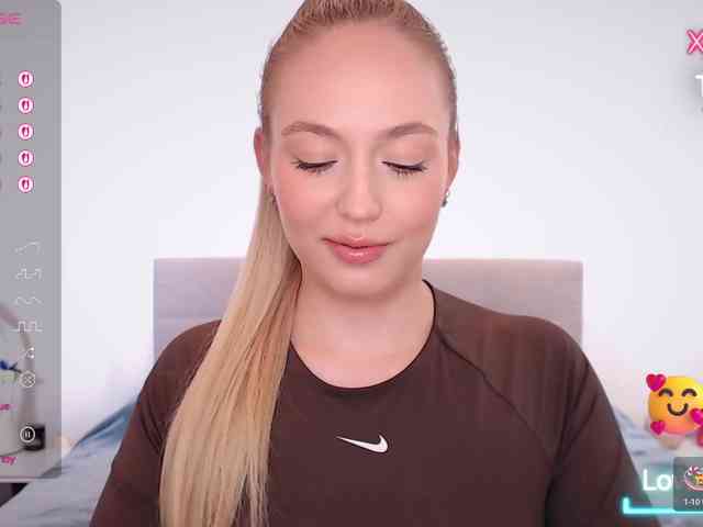 vickyblondiua webcam