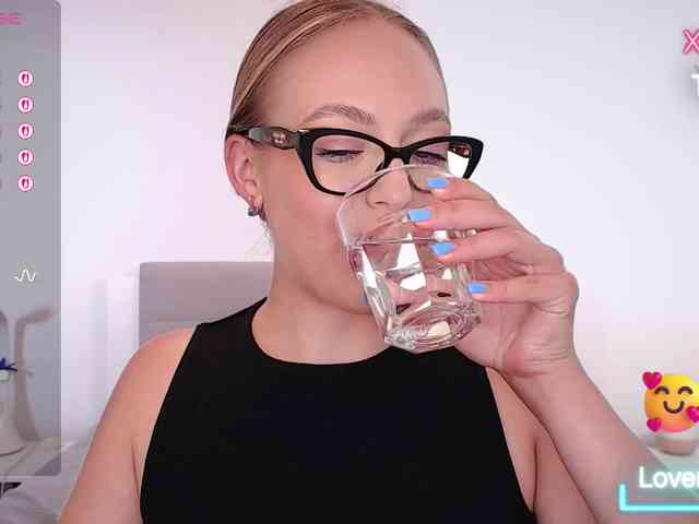 vickyblondiua webcam