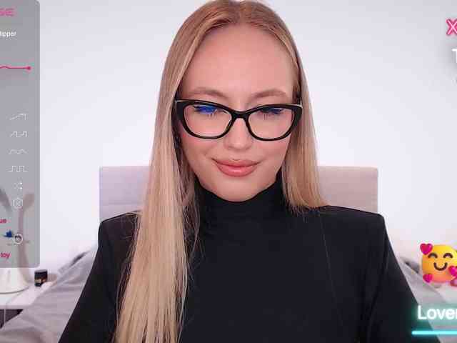 vickyblondiua webcam