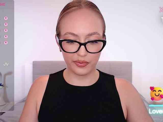 vickyblondiua webcam