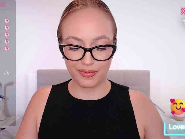 vickyblondiua webcam