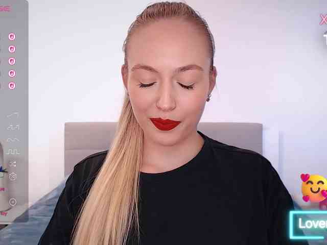 vickyblondiua webcam