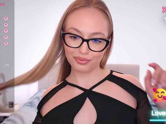 vickyblondiua webcam