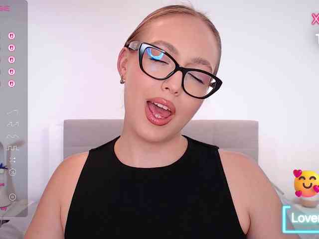 vickyblondiua webcam