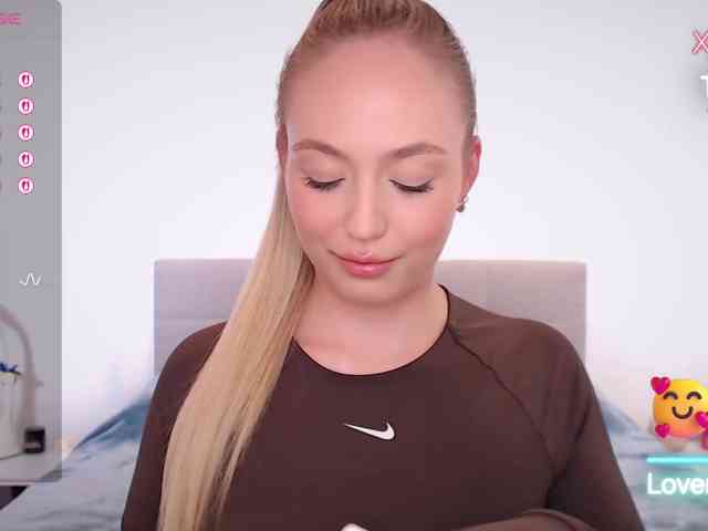 vickyblondiua webcam