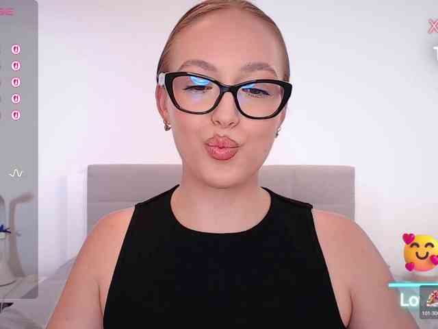 vickyblondiua webcam