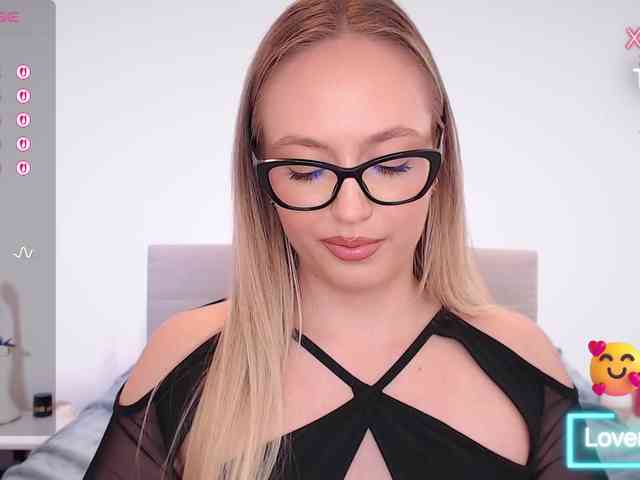 vickyblondiua webcam