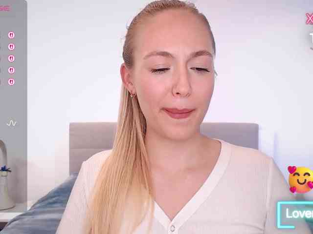 vickyblondiua webcam